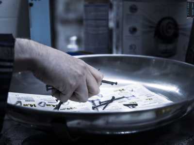...e la bilancia risalente agli anni 70, utilizzata ancora per pesare i chiodi venduti al chilo